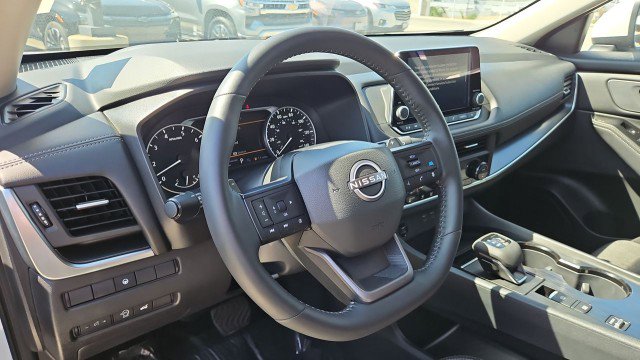 Used 2025 Nissan Rogue SV FWD image 11