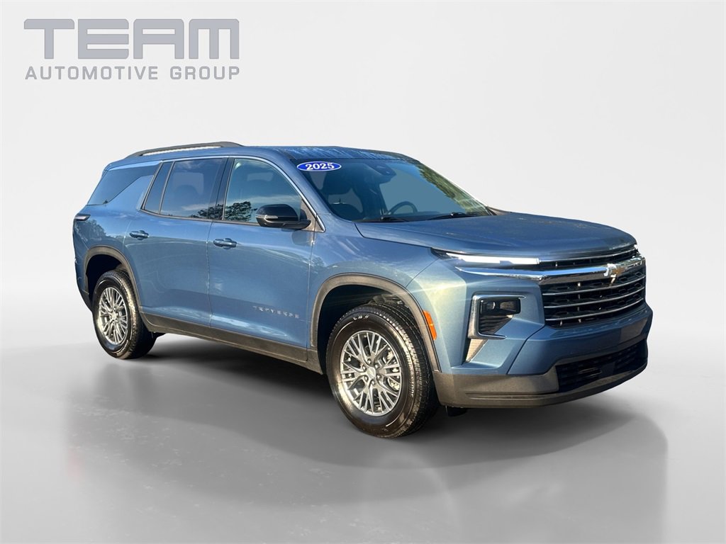 Used 2025 Chevrolet Traverse LT