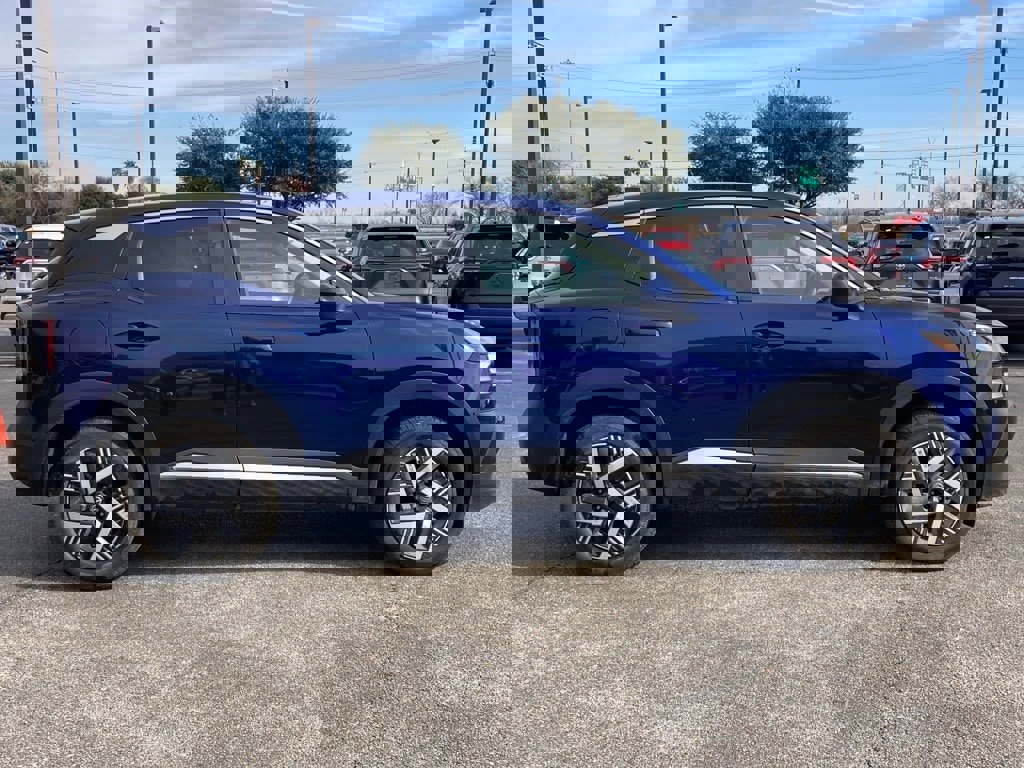 Used 2025 Nissan Kicks SV image 3