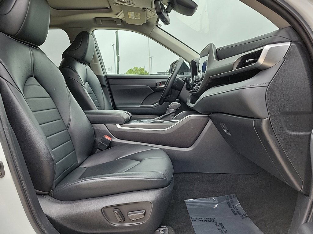 Used 2023 Toyota Highlander XLE AWD/4WD image 17