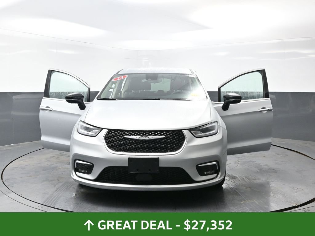 Used 2024 Chrysler Pacifica Touring-L image 57