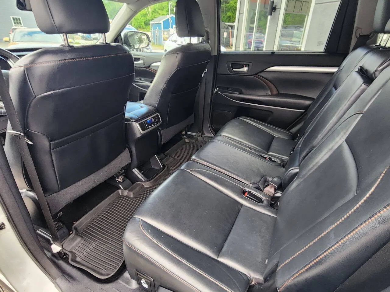 Used 2016 Toyota Highlander XLE AWD/4WD image 10