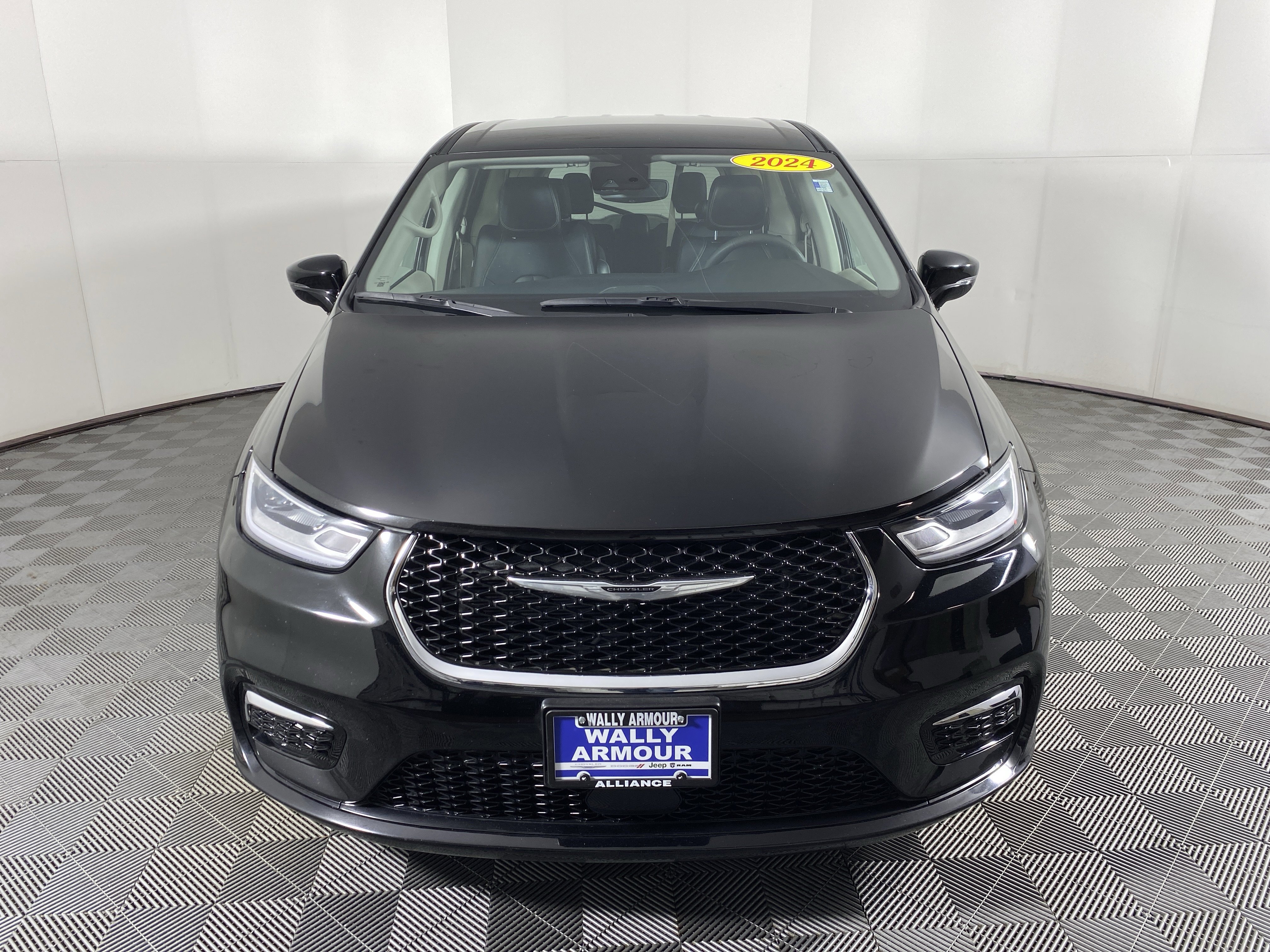 Used 2024 Chrysler Pacifica Touring-L image 11