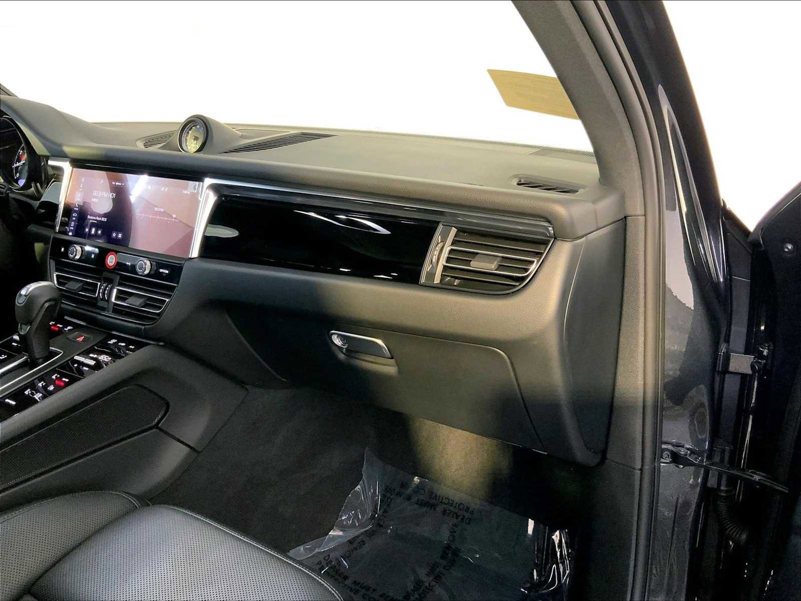 Certified 2025 Porsche Macan image 22
