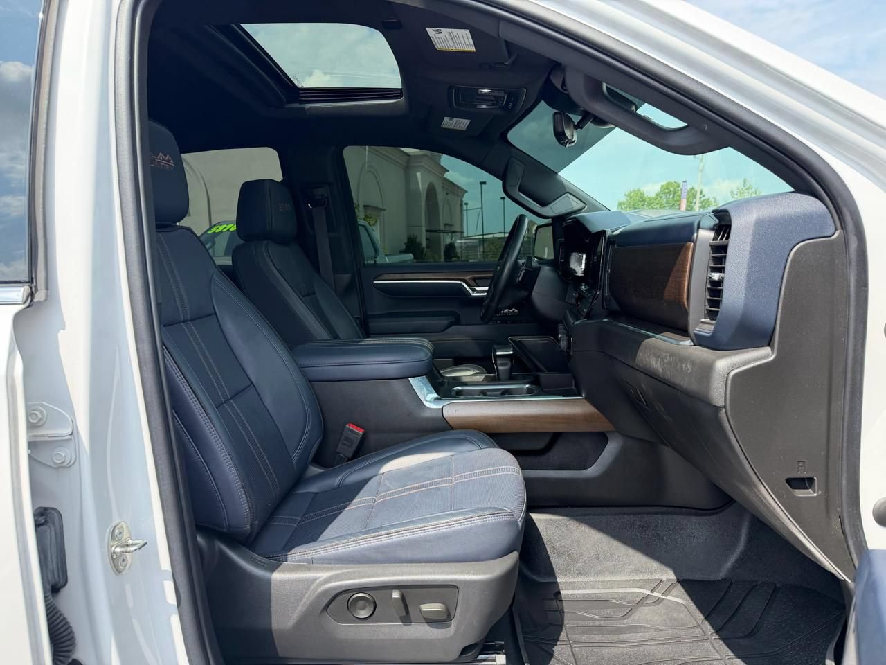 Used 2023 Chevrolet Silverado 1500 High Country w/ High Country Premium Package AWD/4WD image 15