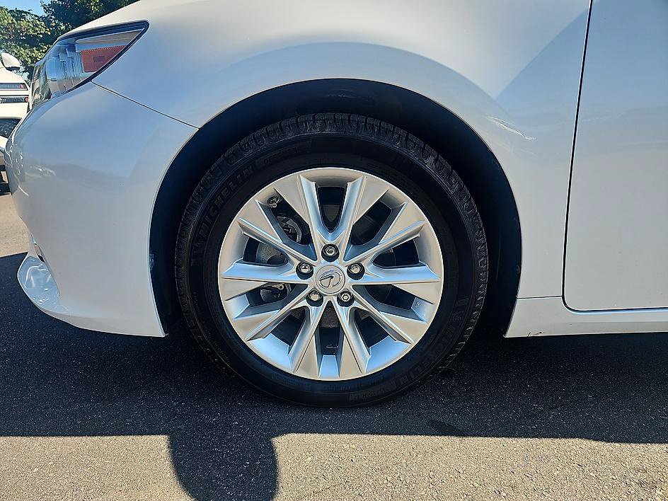Used 2015 Lexus ES 300h w/ Navigation System Package FWD image 9