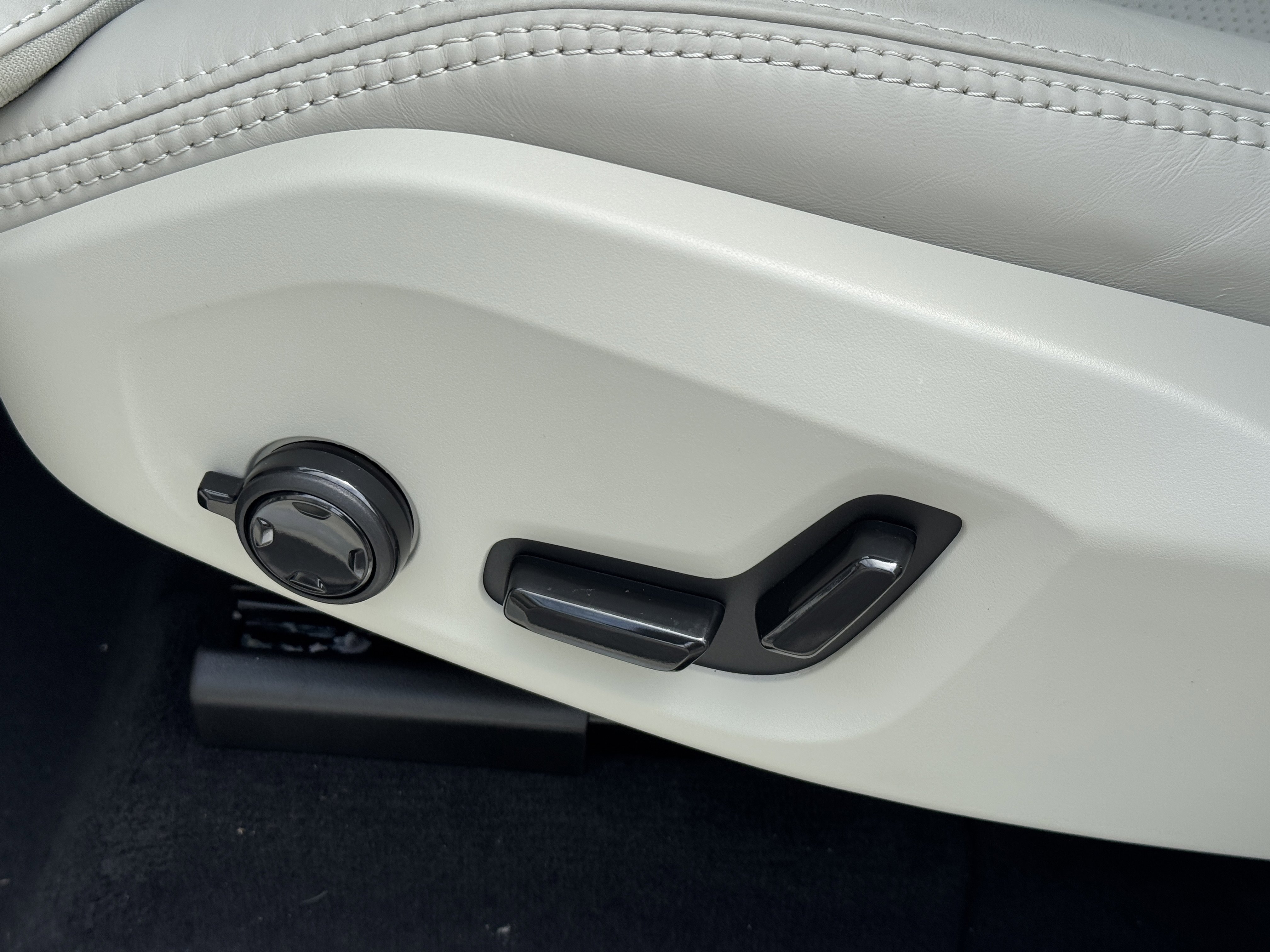New 2026 Volvo XC60 B5 Ultra w/ Climate Package image 20