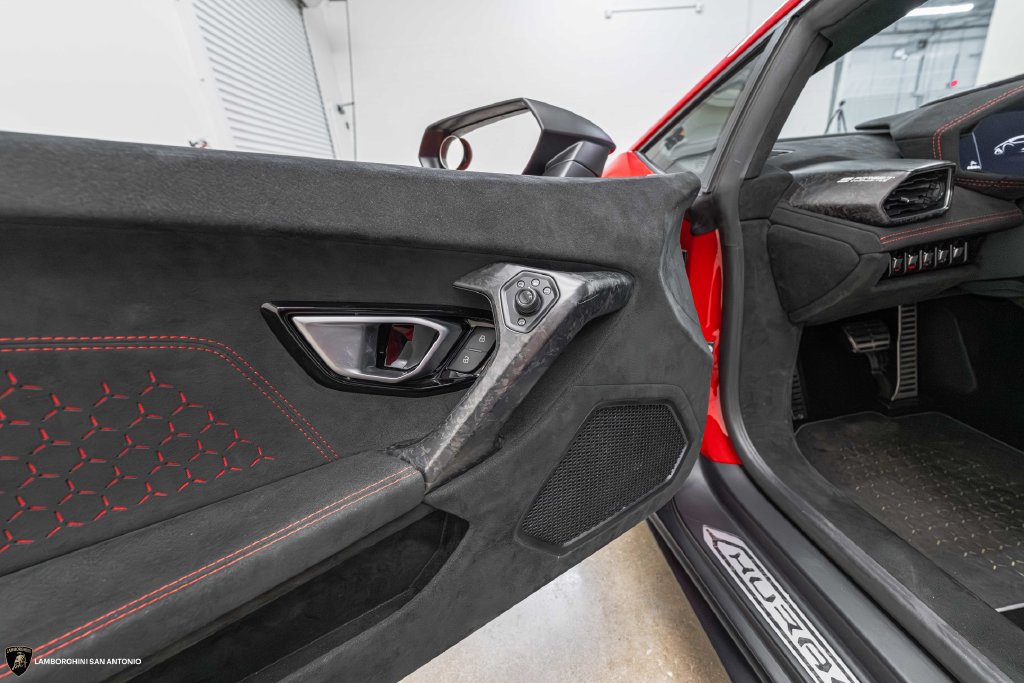 Used 2018 Lamborghini Huracan Performante AWD/4WD image 34