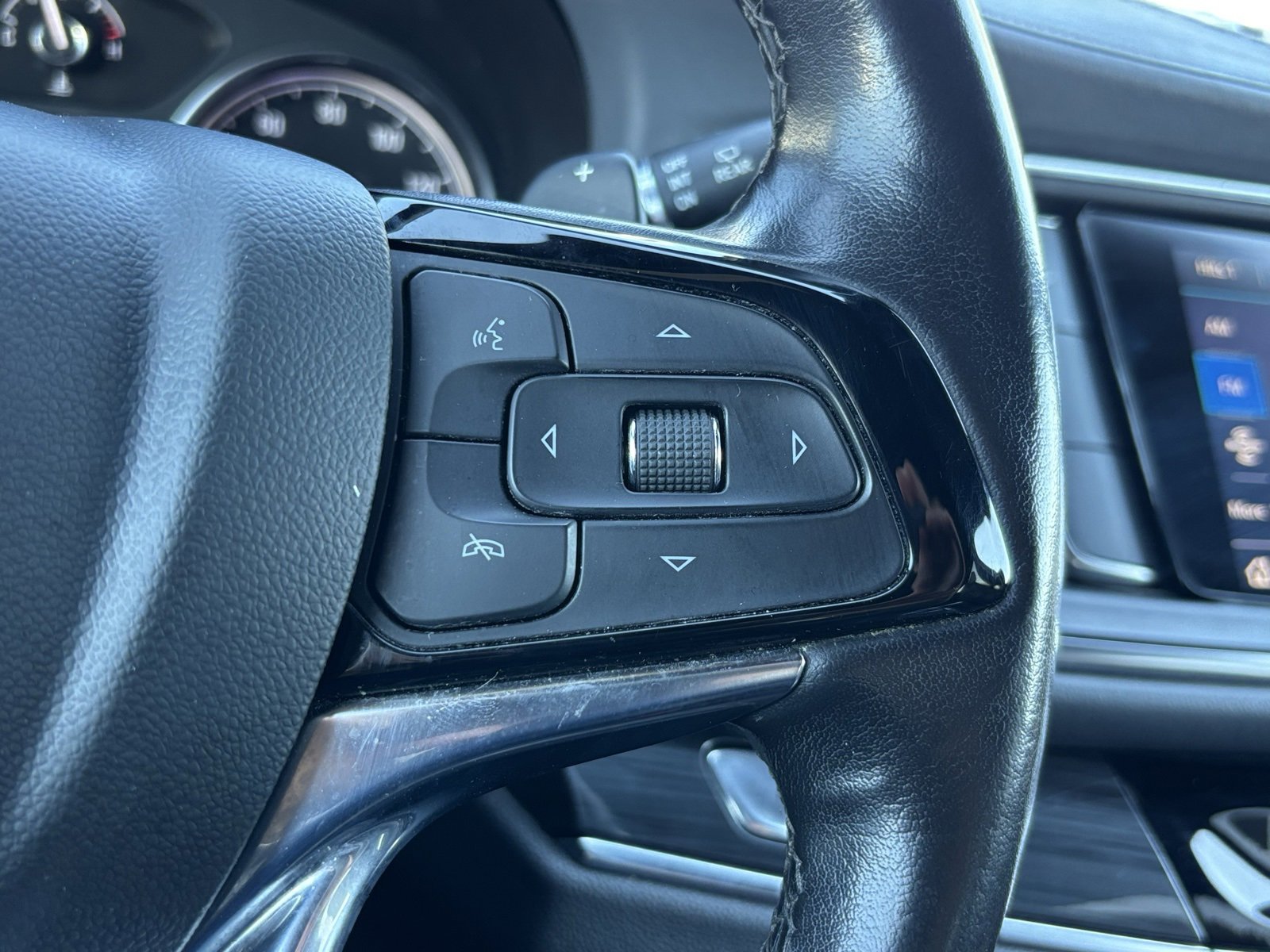 Used 2023 Buick Enclave Essence image 22