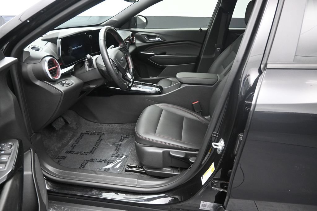 Used 2025 Chevrolet Trax RS FWD image 11