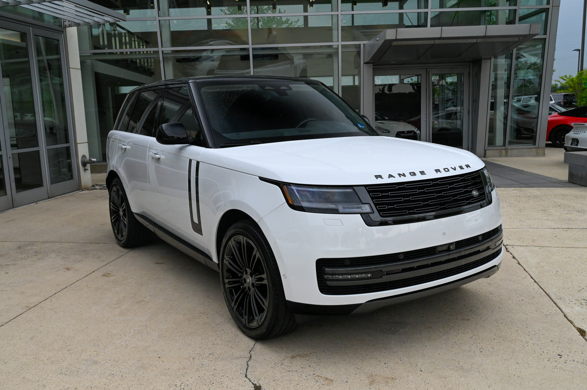 Used 2025 Land Rover Range Rover SE AWD/4WD image 3