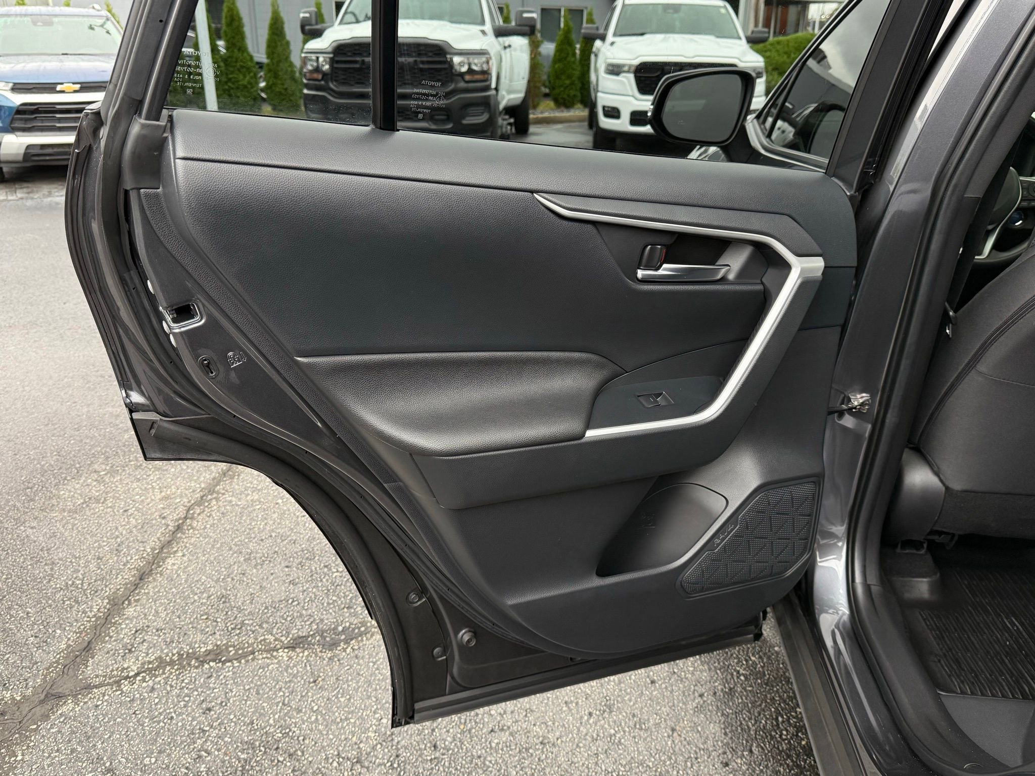 Used 2022 Toyota RAV4 SE image 29