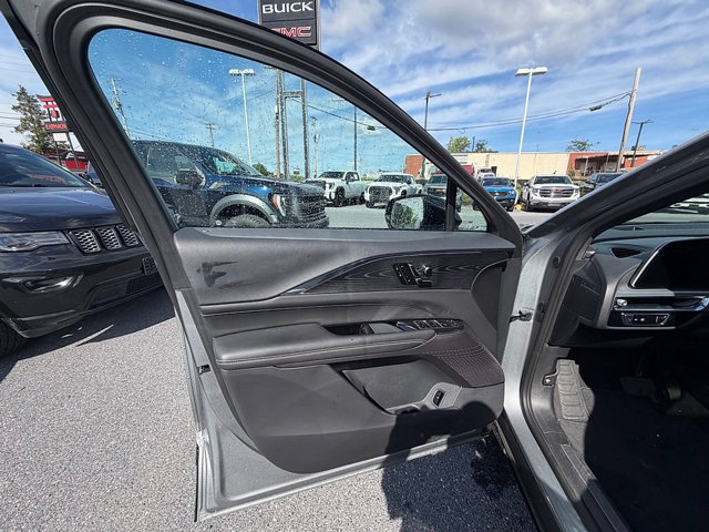 Used 2024 Cadillac Lyriq Luxury w/ LPO, Floor Liner Package AWD/4WD image 28
