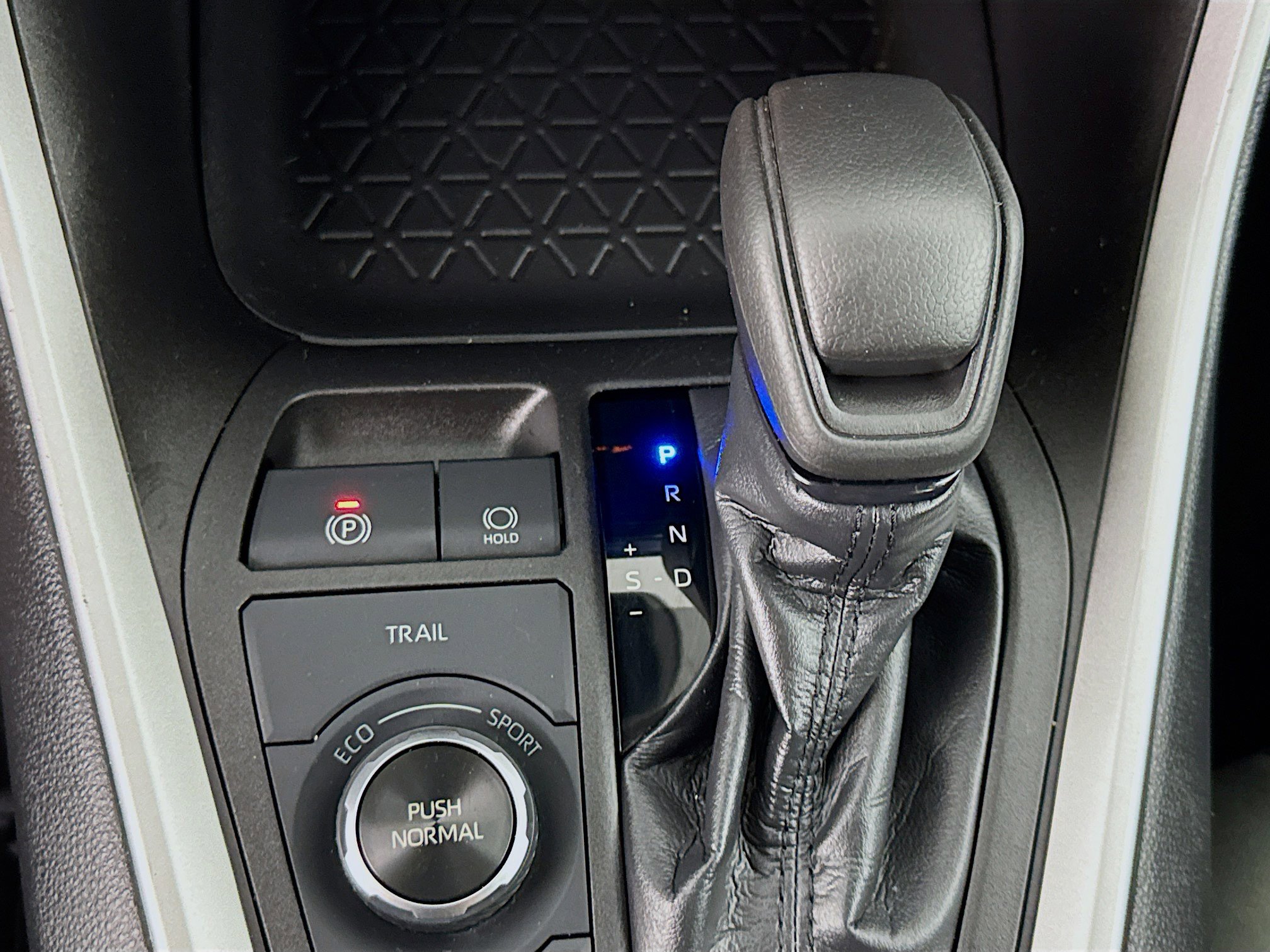 Used 2022 Toyota RAV4 LE AWD/4WD image 19