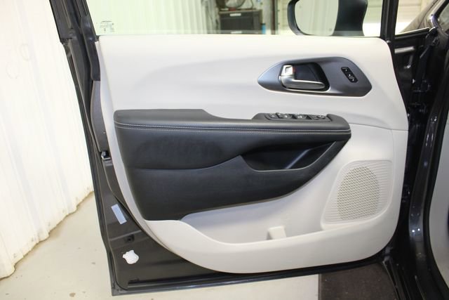 Used 2023 Chrysler Pacifica Touring-L FWD image 9