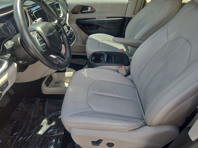 Used 2018 Chrysler Pacifica Touring-L FWD image 15