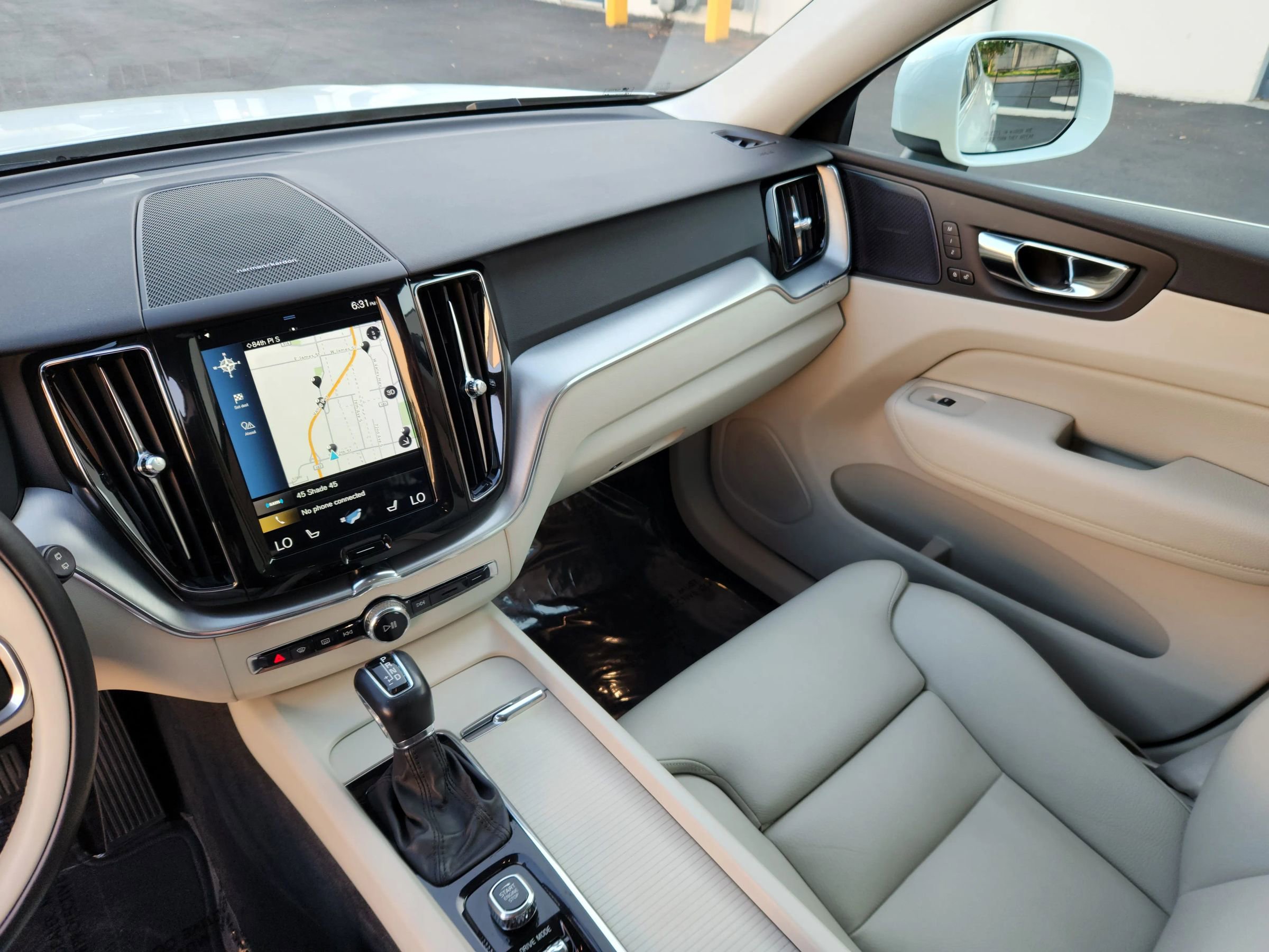 Used 2019 Volvo XC60 T5 Momentum w/ Multimedia Package image 11