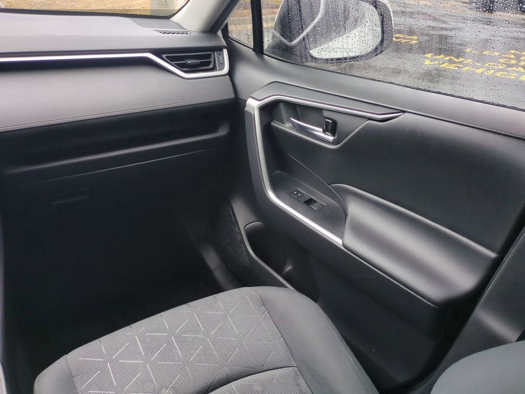 Used 2021 Toyota RAV4 XLE image 17