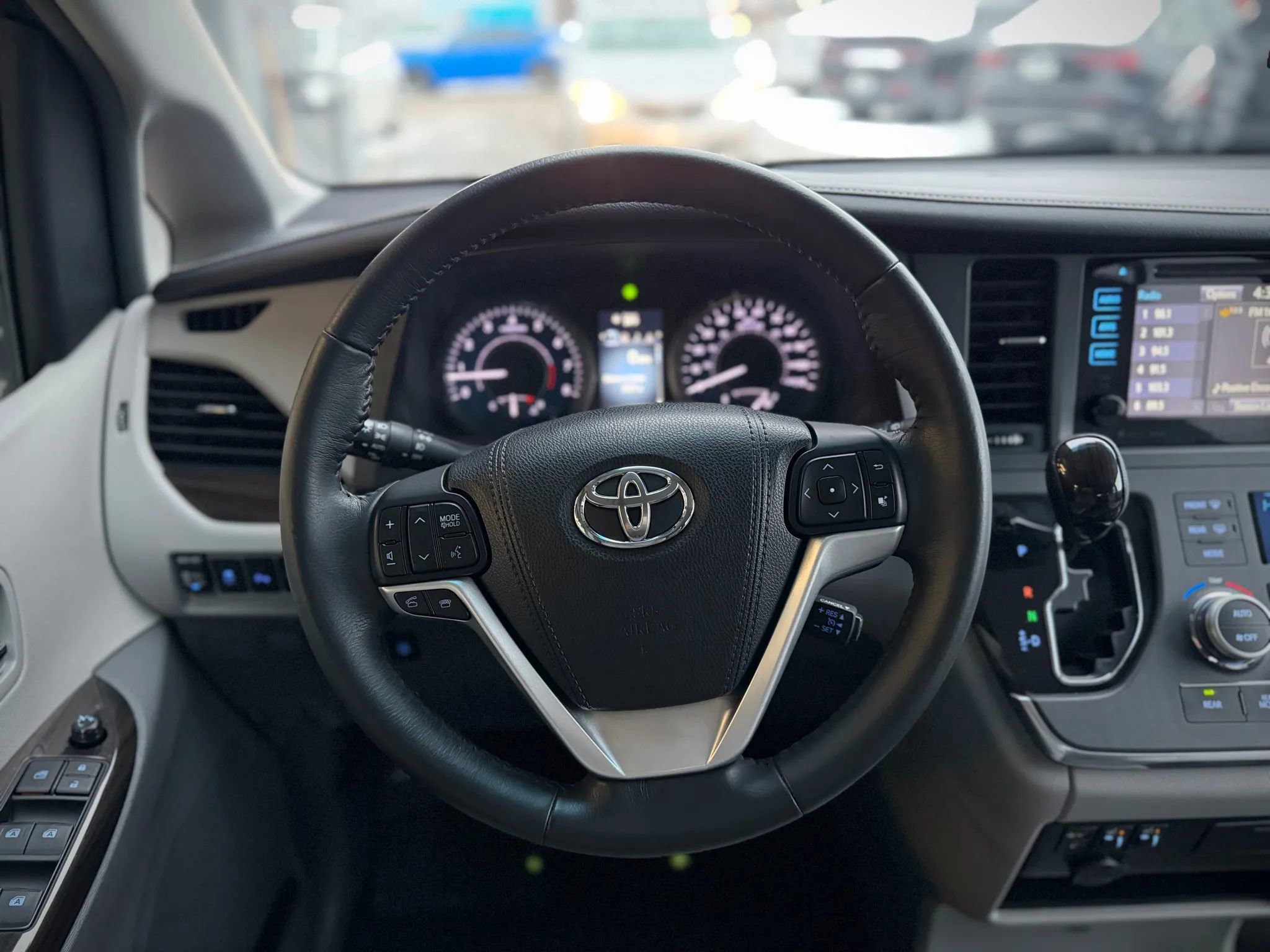 Used 2017 Toyota Sienna XLE image 12