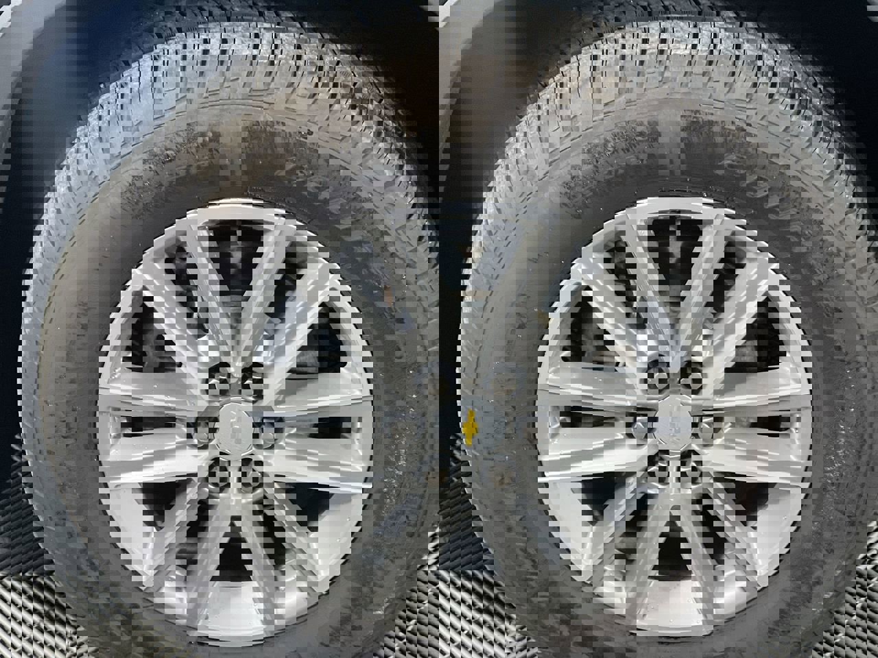 Used 2023 Chevrolet Traverse LT image 11