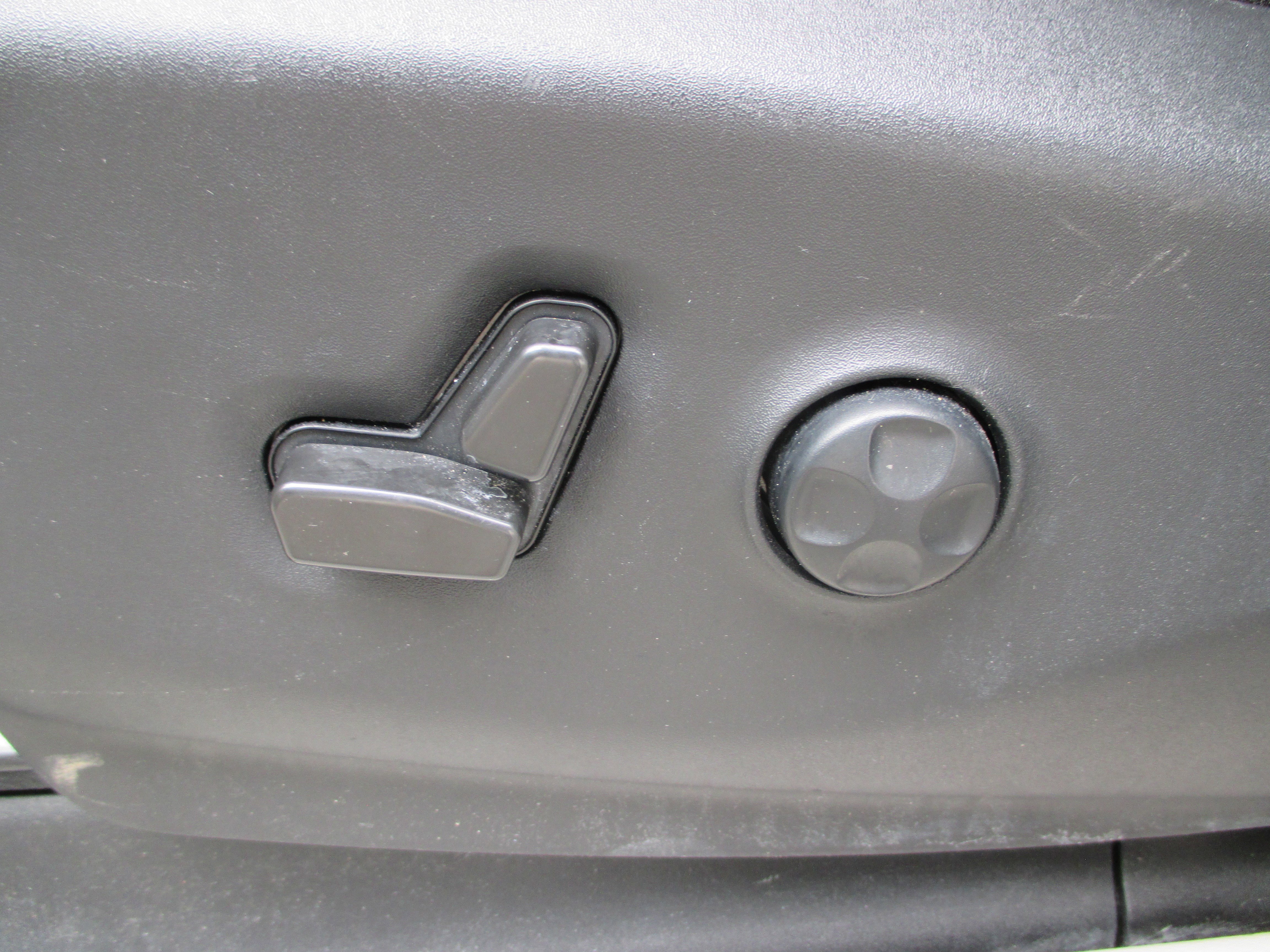 Used 2022 Chrysler Voyager LX FWD image 15