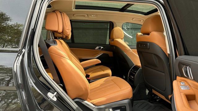 Used 2022 BMW X7 xDrive40i w/ M Sport Package image 16