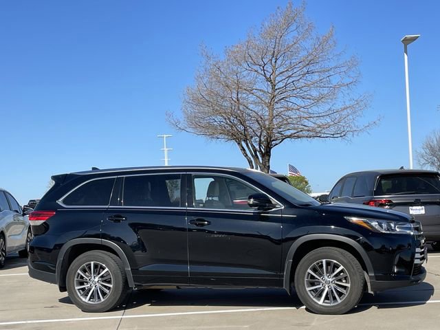 Used 2017 Toyota Highlander XLE image 3