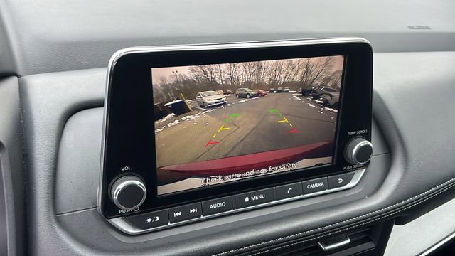 Used 2024 Nissan Rogue SV image 3