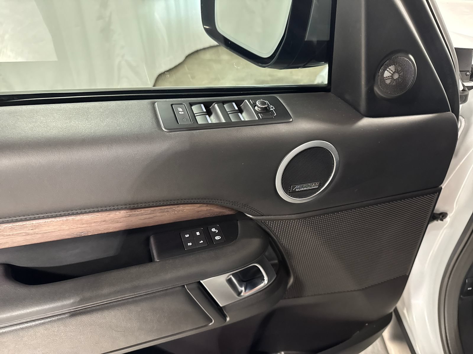 Used 2019 Land Rover Discovery HSE Luxury AWD/4WD image 16