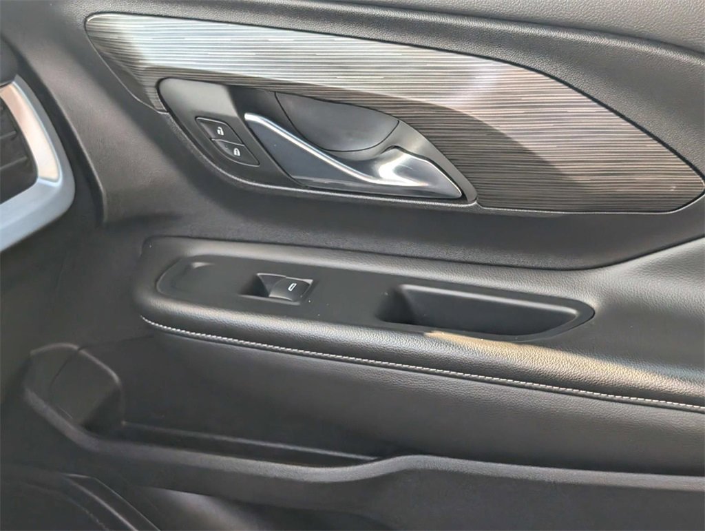 Used 2024 GMC Terrain SLT image 27