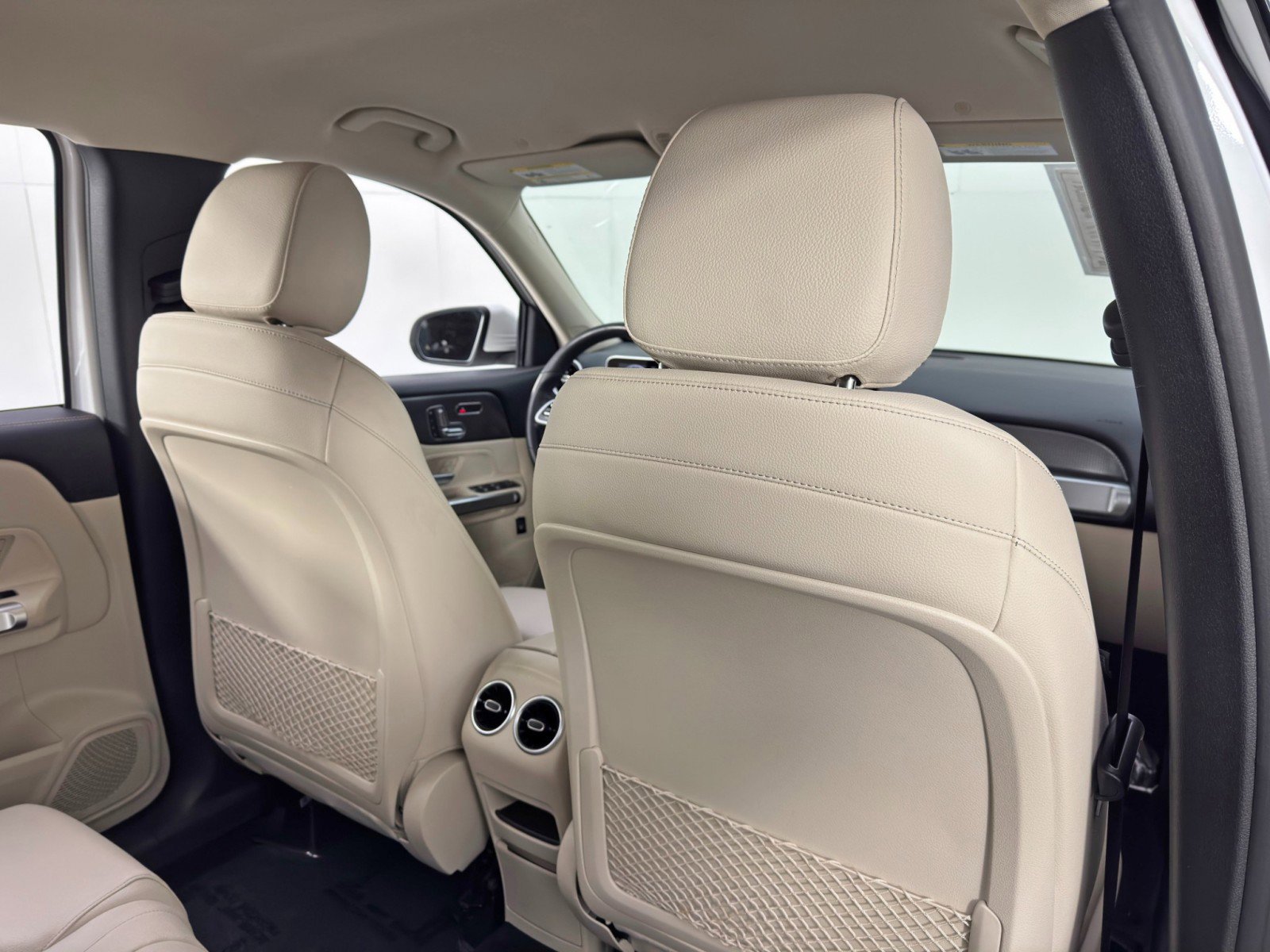 Used 2020 Mercedes-Benz GLB 250 4MATIC w/ Premium Package image 37