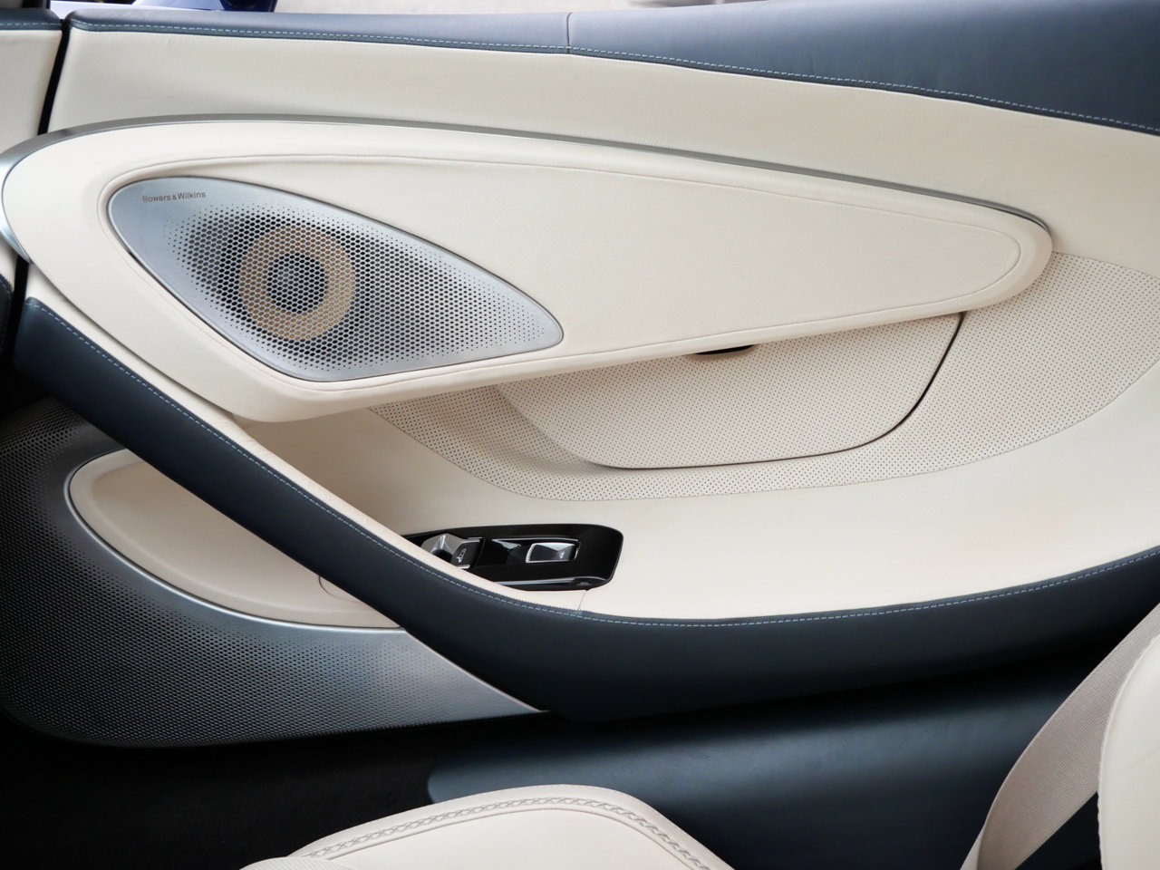 Used 2021 McLaren GT RWD image 17