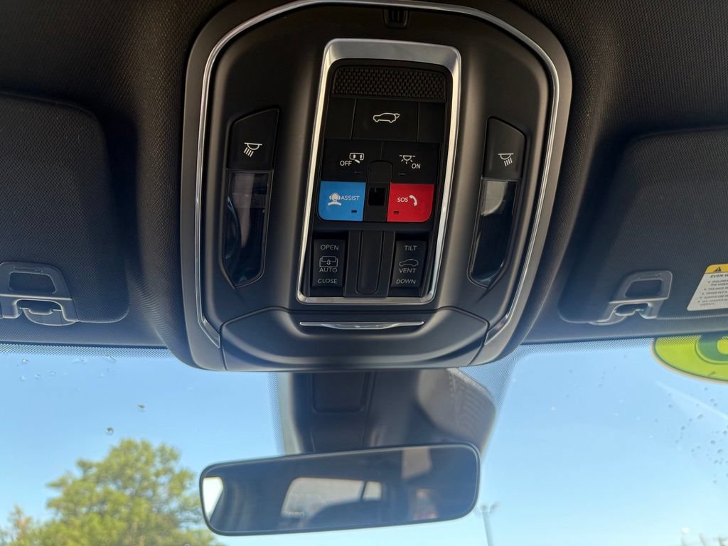 Used 2025 Jeep Grand Cherokee Altitude AWD/4WD image 23