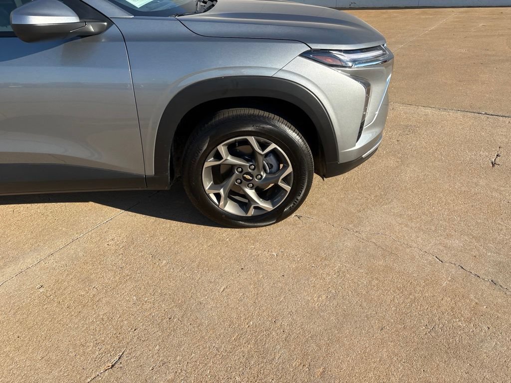 Used 2026 Chevrolet Trax LT FWD image 2