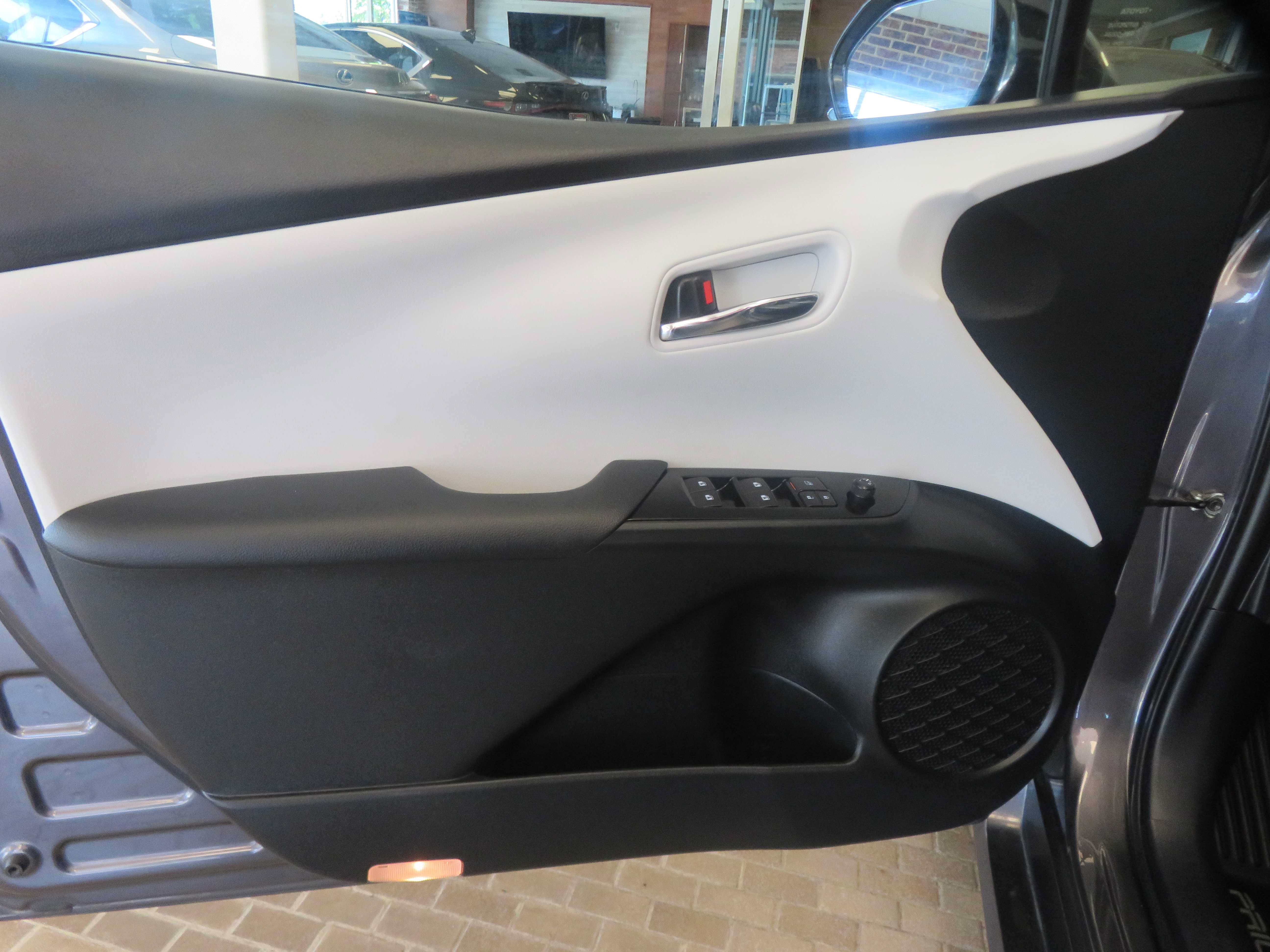 Used 2018 Toyota Prius Prime Premium FWD image 13