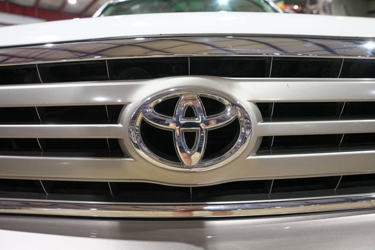 Used 2005 Toyota Land Cruiser AWD/4WD image 21