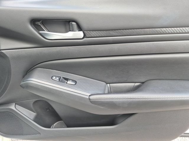 Used 2025 Nissan Altima 2.5 SV FWD image 32