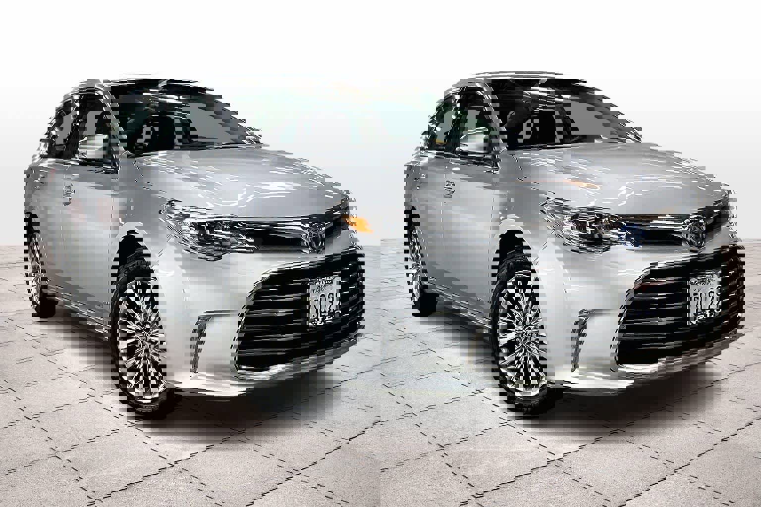 Used 2016 Toyota Avalon Limited w/ Toyota Safety Sense Package image 2