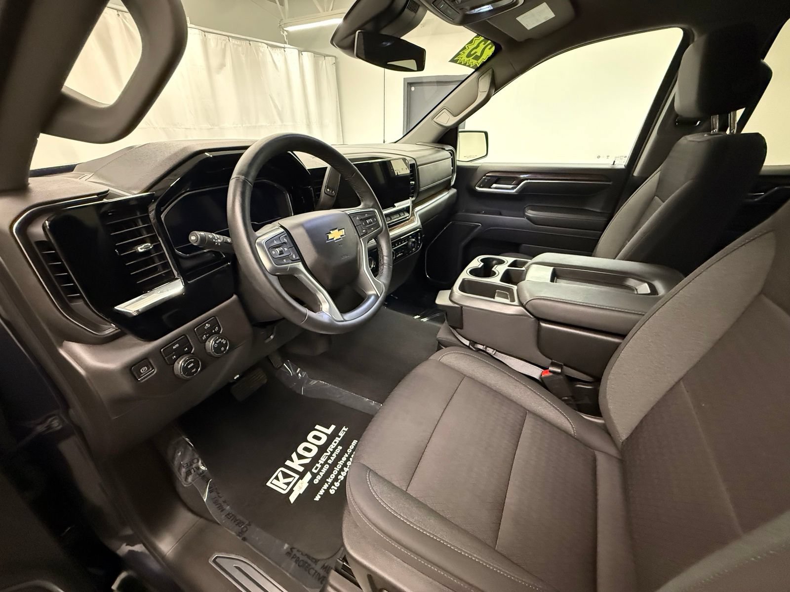 Used 2023 Chevrolet Silverado 1500 LT AWD/4WD image 11