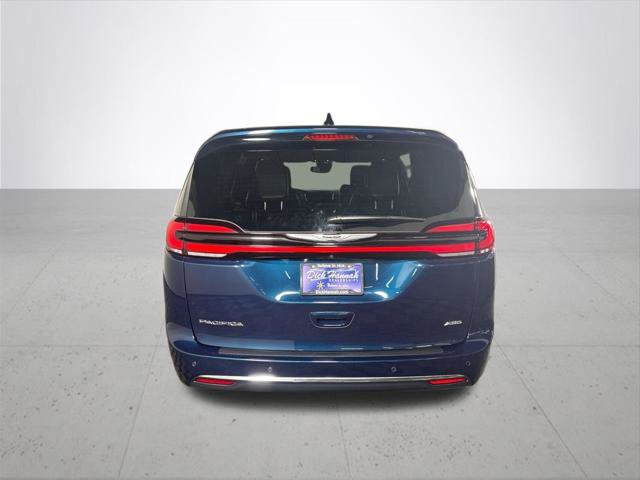 Certified 2025 Chrysler Pacifica Select AWD/4WD image 8