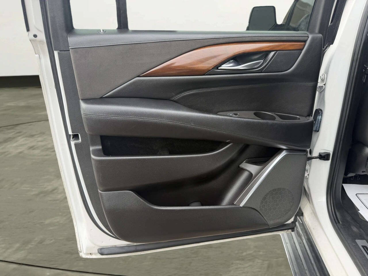 Used 2017 Cadillac Escalade ESV Luxury image 24