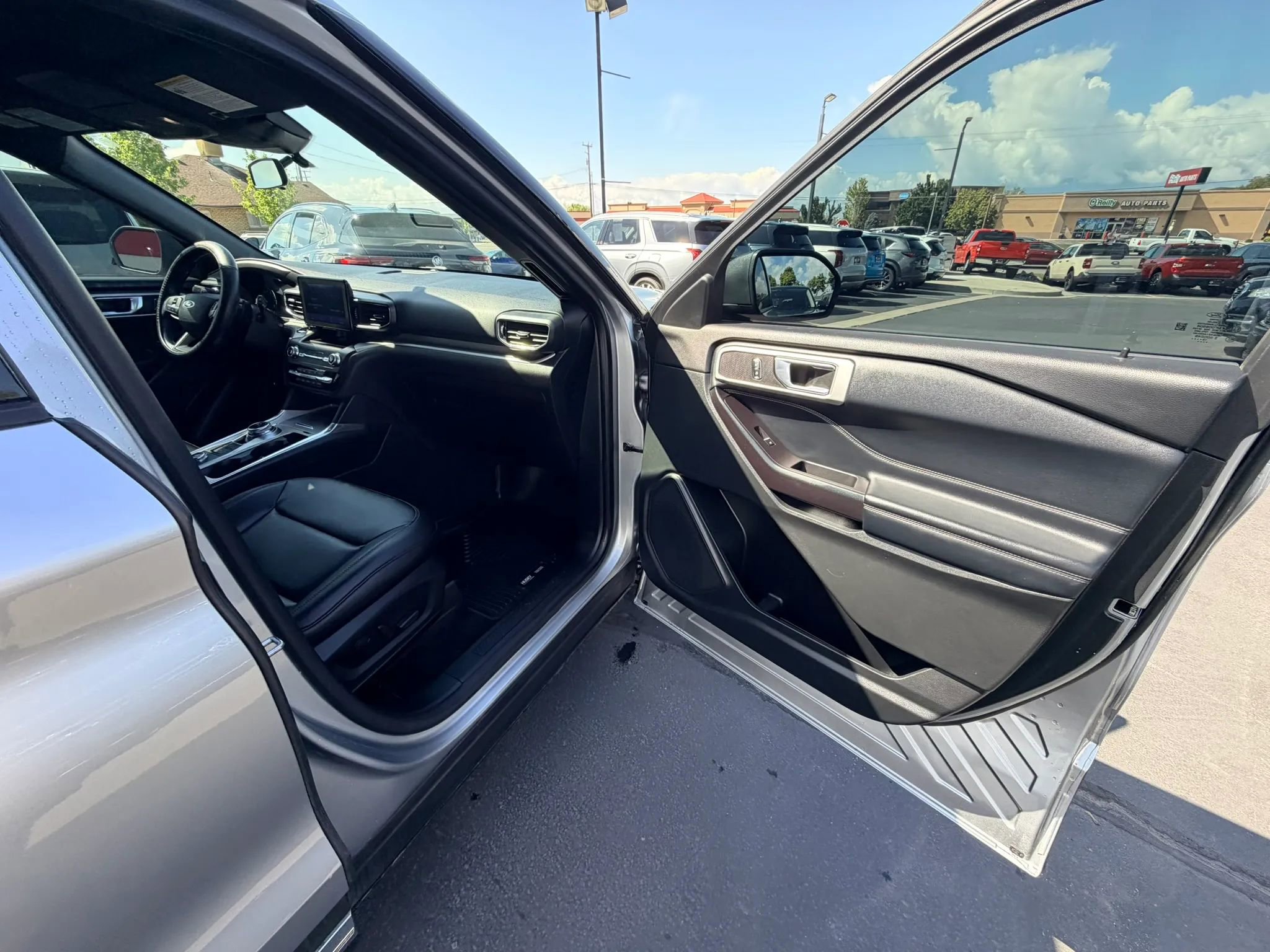 Used 2020 Ford Explorer XLT w/ Equipment Group 202A AWD/4WD image 25