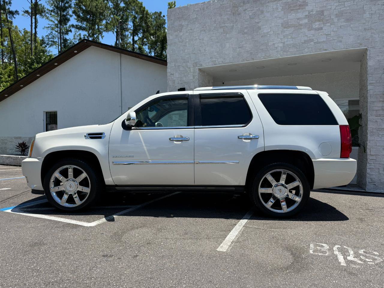 Used 2011 Cadillac Escalade Premium AWD/4WD image 2