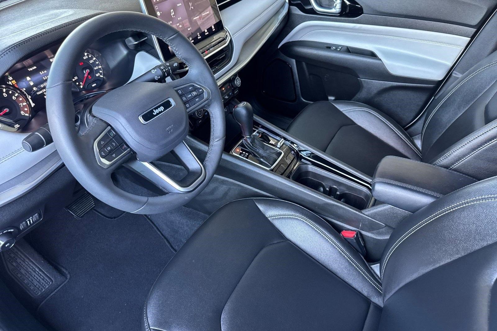 Used 2025 Jeep Compass Limited image 4