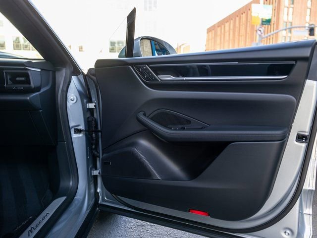 Certified 2025 Porsche Macan Electric image 40