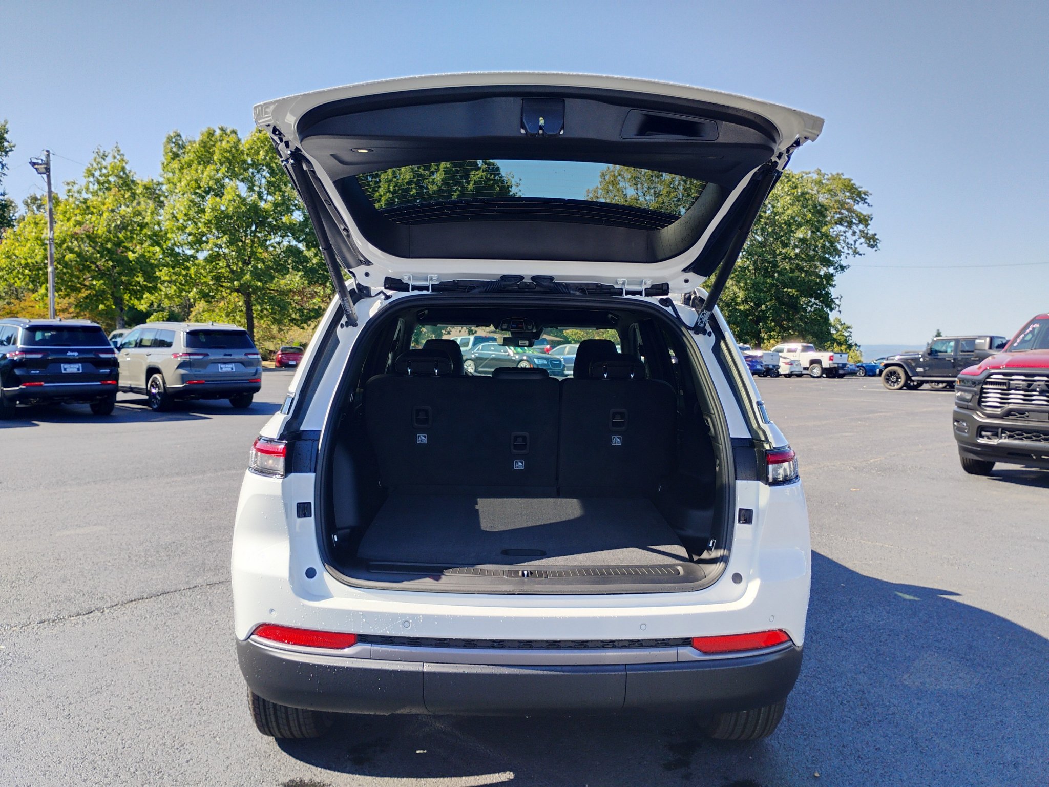 New 2027 Jeep Grand Cherokee Altitude AWD/4WD image 12