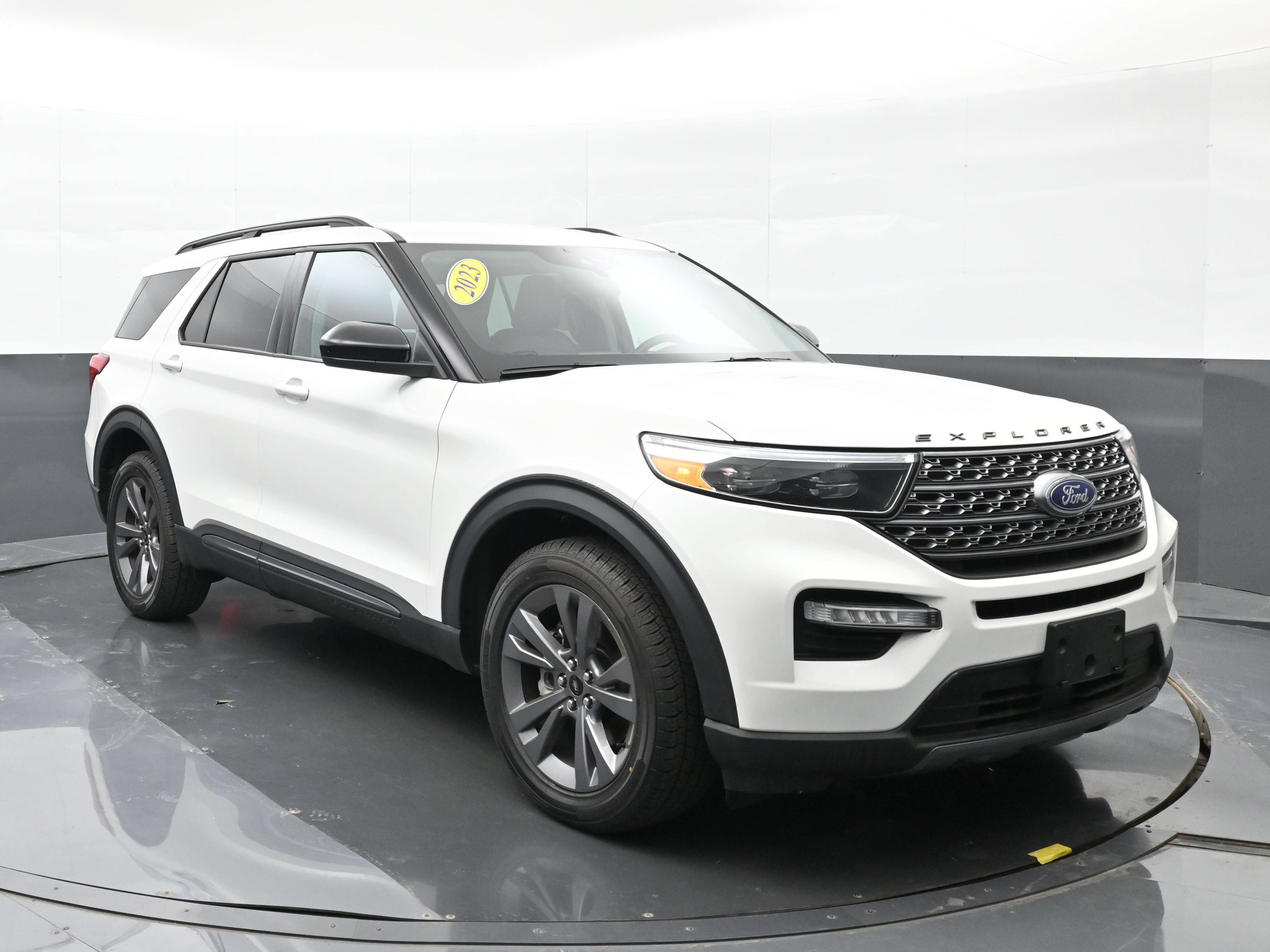 Used 2023 Ford Explorer XLT w/ Equipment Group 202A AWD/4WD image 6