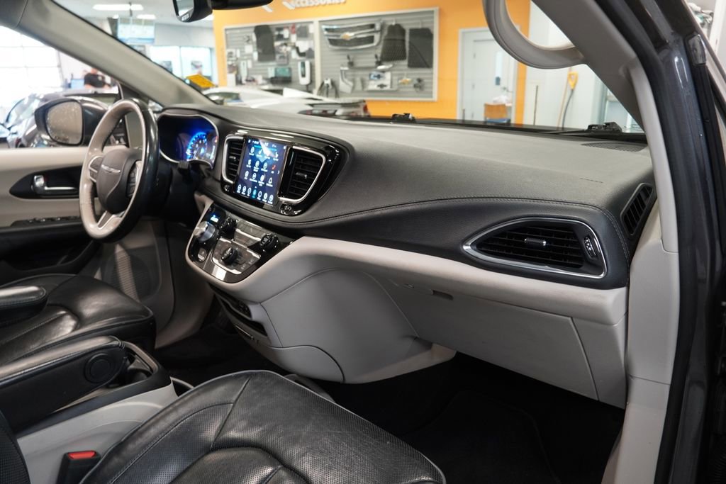 Used 2020 Chrysler Pacifica Limited FWD image 34