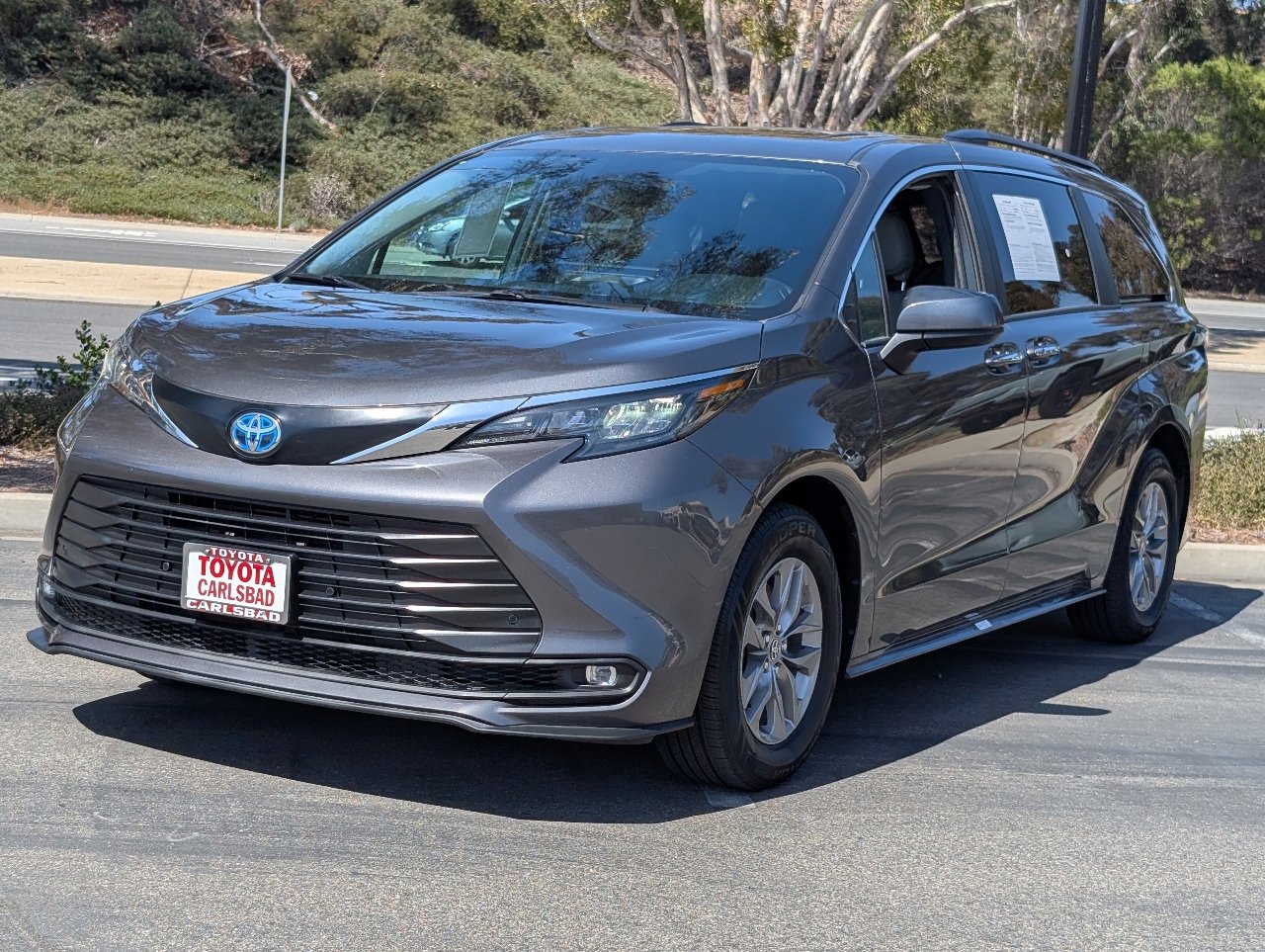 Used 2025 Toyota Sienna XLE image 12