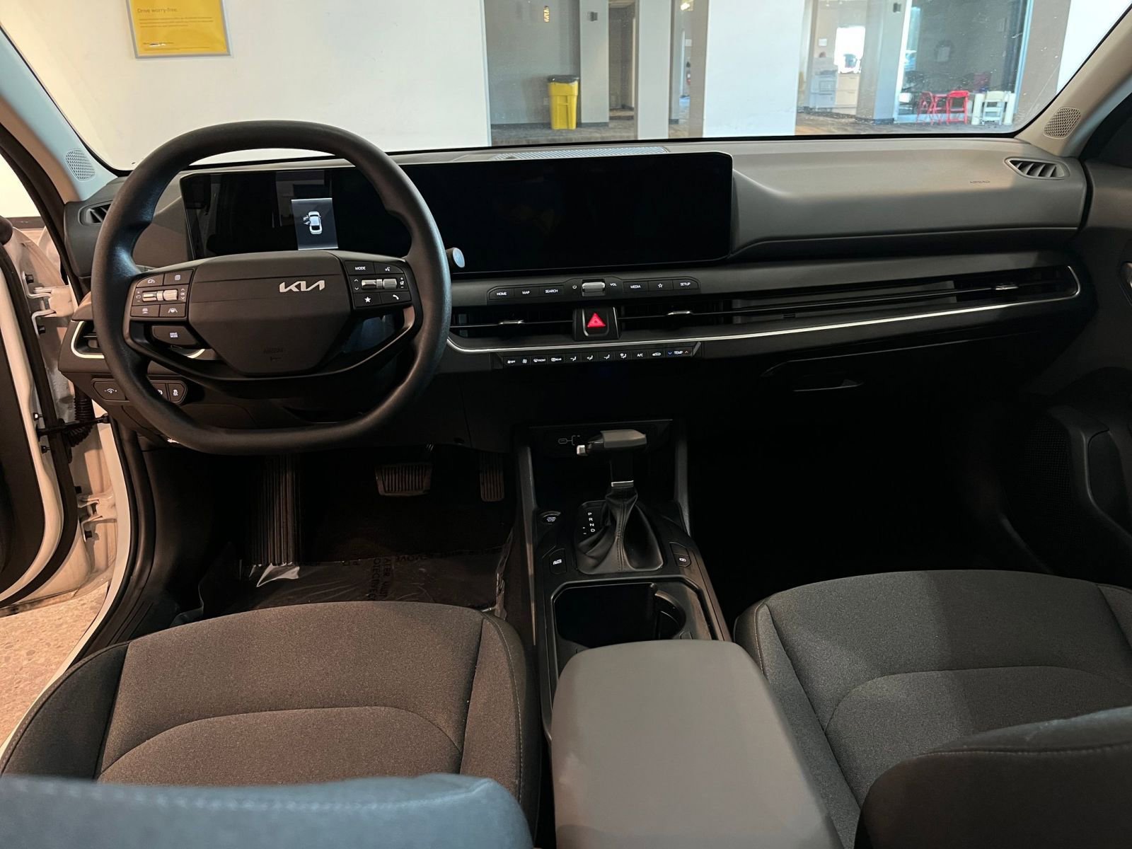 Used 2025 Kia K4 LXS image 32